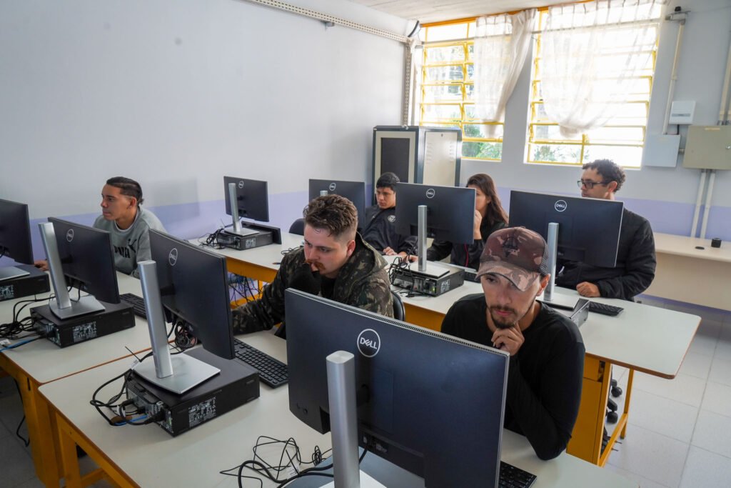 Matrículas para 2º semestre da EJA em escolas da rede estadual são abertas